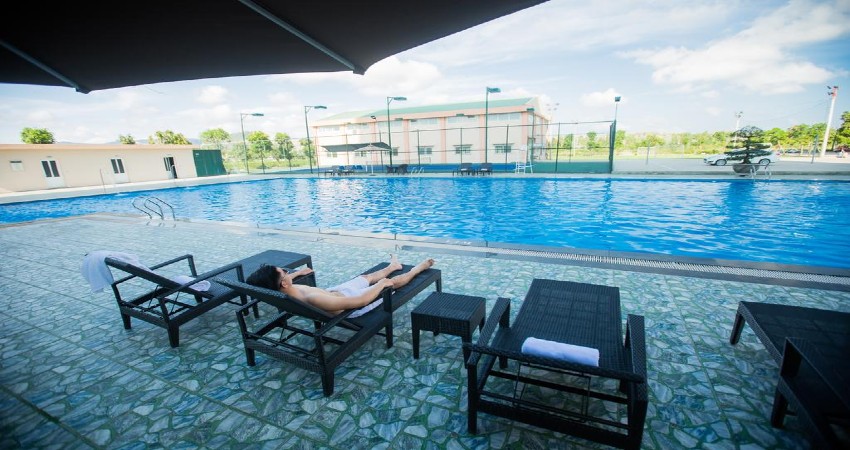 hồ bơi khách sạn Mường Thanh Hoàng Mai