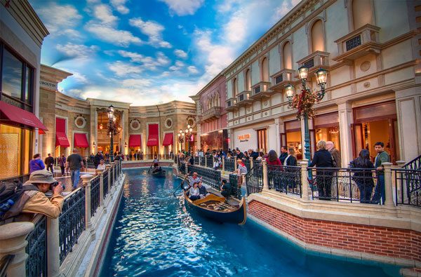 Đến Las Vegas bạn hãy thử đi thuyền thưởng ngoạn một vòng khách sạn Venetian nổi tiếng và sang trọng bật nhất nước Mỹ